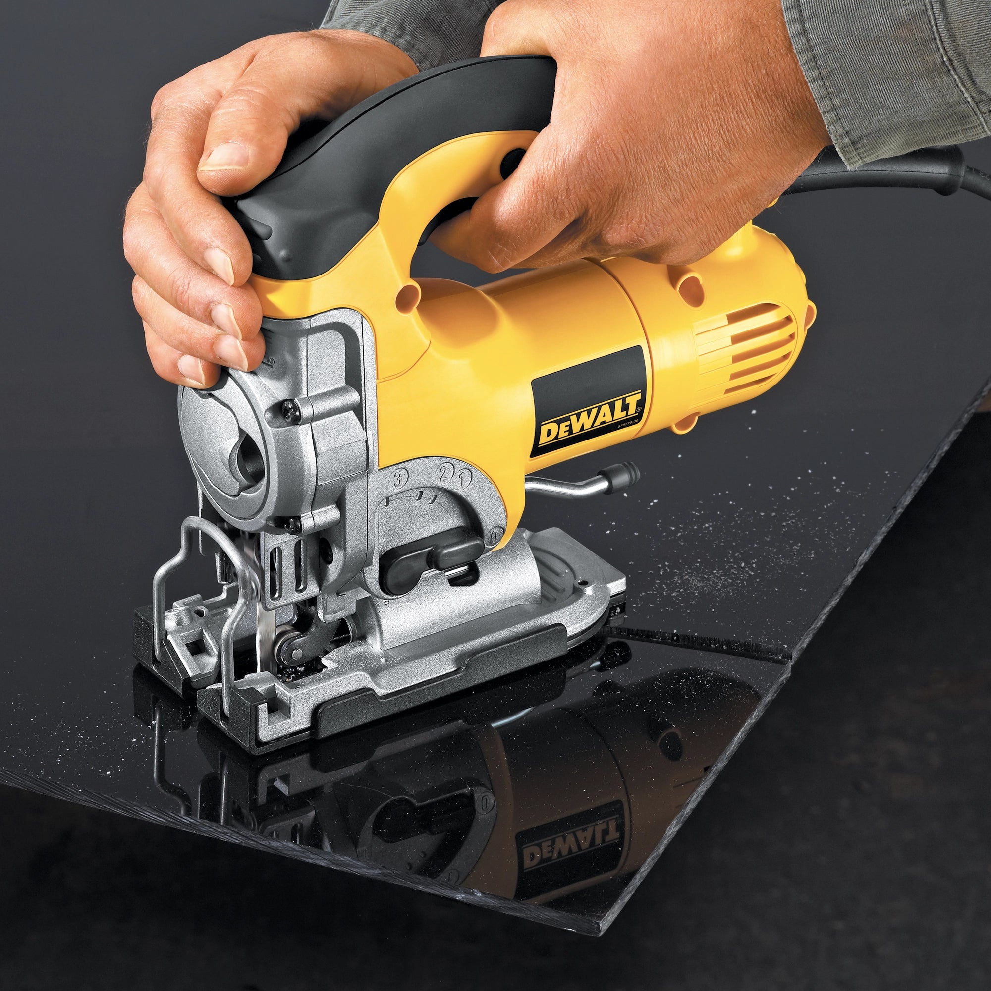 Seghetto alternativo Dewalt DW331KT-QS 701W